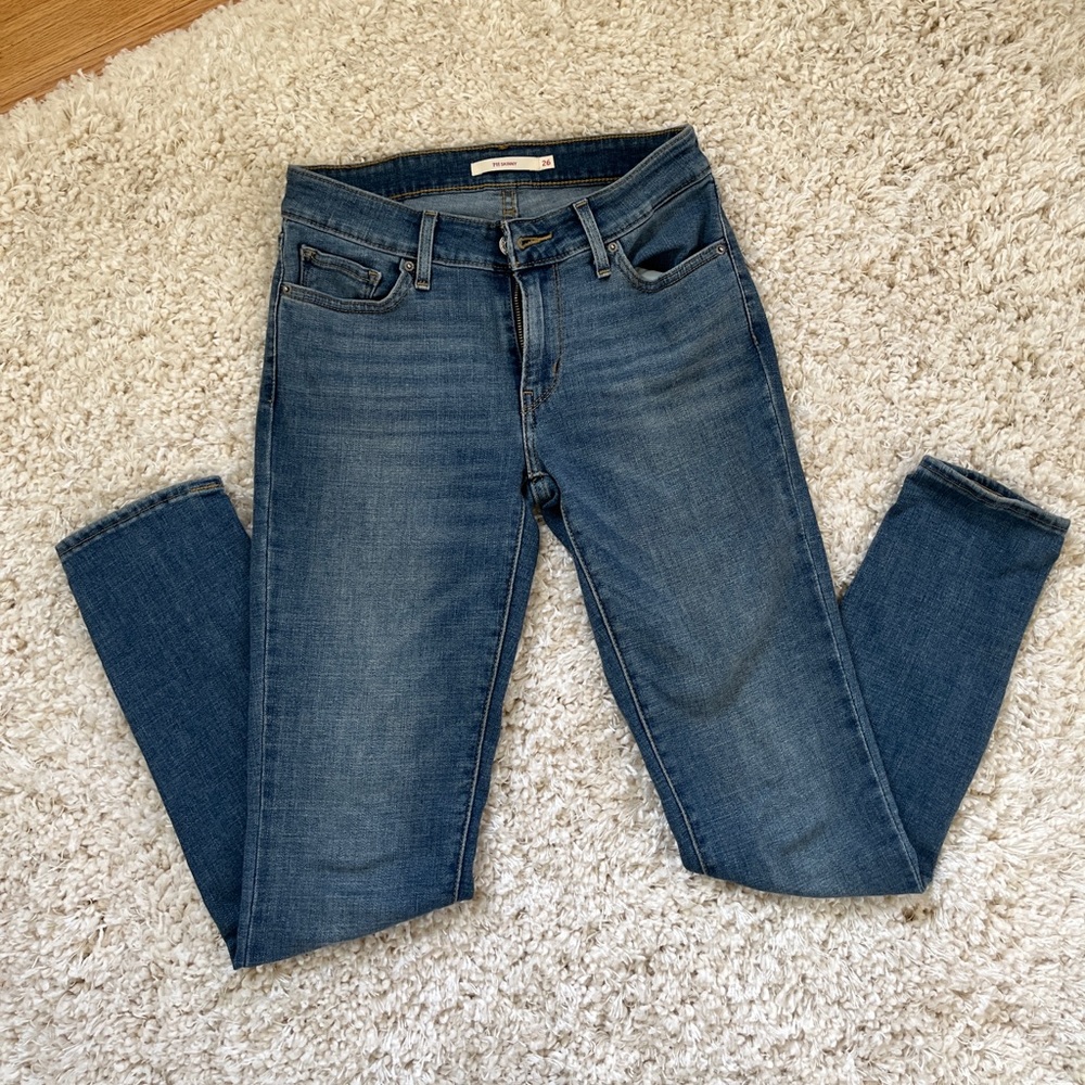 Levi 711 medium wash skinny jeans